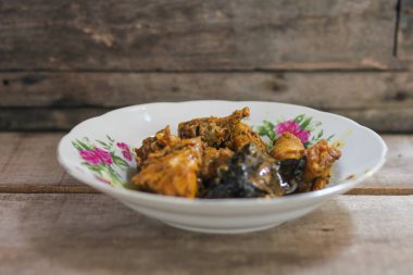 Soya soslu tavuk tabağı ahşap bir masada cam tabakta servis edilir.