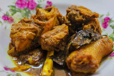 Tavuklu güveç menüsünü hazır bir tabakta kapayın.