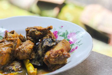 Tavuklu güveç menüsünü hazır bir tabakta kapayın.