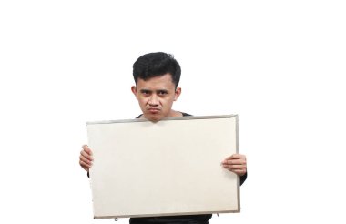 Siyah tişört giyen Asyalı bir adam beyaz arka planda protesto işareti taşıyor.