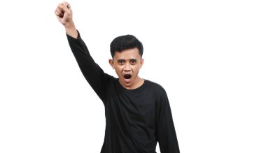 Beyaz arka planda izole edilmiş protesto işareti gösteren Asyalı adam elini kaldırıyor