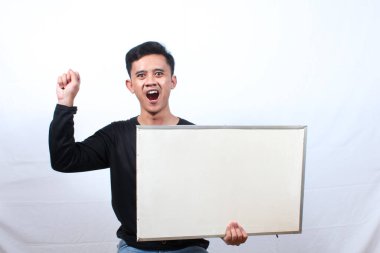 Siyah tişört giyen Asyalı bir adam beyaz arka planda protesto işareti taşıyor.