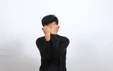 Siyah tişört giyen Asyalı adam boks eğitiminde savunma pozisyonu uyguluyor. Beyaz arka planda izole edilmiş. Spor kavramı.