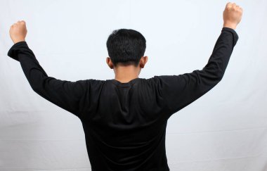 Beyaz arka planda izole edilmiş protesto işareti gösteren Asyalı adam elini kaldırıyor