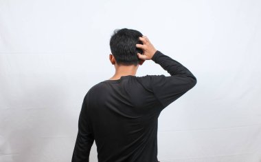 Asyalı adamın kaşındıran saçları beyaz arka planda.