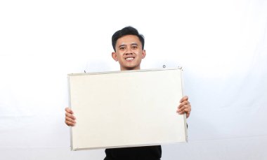 Siyah tişört giyen Asyalı bir adam beyaz arka planda protesto işareti taşıyor.