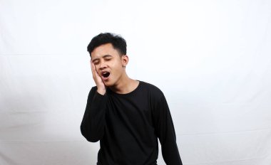 Asyalı adam beyaz arka planda izole edilmiş müşteriye paket veriyor