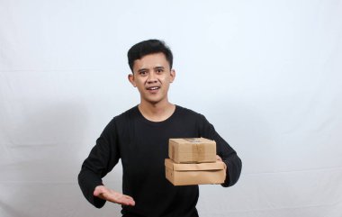 Asyalı adam beyaz arka planda izole edilmiş müşteriye paket veriyor