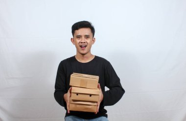 Asyalı adam beyaz arka planda izole edilmiş müşteriye paket veriyor