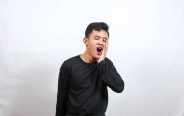 Asyalı adam beyaz arka planda izole edilmiş müşteriye paket veriyor