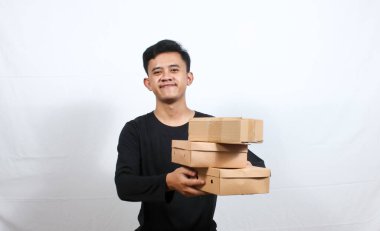 Asyalı adam beyaz arka planda izole edilmiş müşteriye paket veriyor