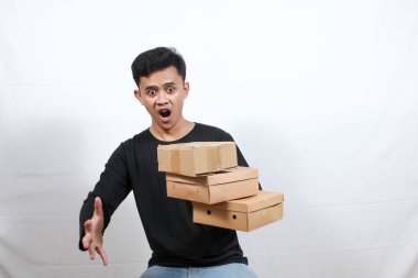 Asyalı adam neredeyse düşmek üzere olan paketleri taşırken şok geçirip öldü.