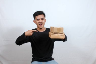 Yanında pirinç taşıyan Asyalı bir adam var.