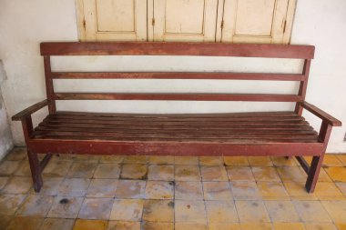 Tahtadan yapılmış uzun ahşap bir sandalye. Yorgun olduğunda oturup dinlenebileceğin bir yer.