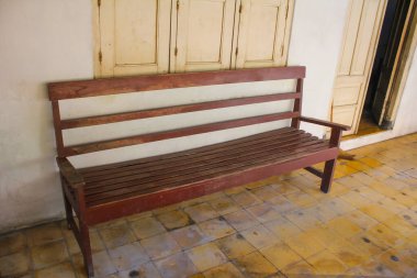 Tahtadan yapılmış uzun ahşap bir sandalye. Yorgun olduğunda oturup dinlenebileceğin bir yer.