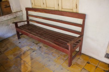 Tahtadan yapılmış uzun ahşap bir sandalye. Yorgun olduğunda oturup dinlenebileceğin bir yer.