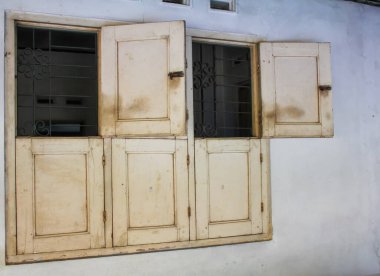 Beyaz duvarda eski sarı ahşap pencere açık