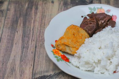 Gudeg pilavı ve cam bir tabakta mayonez ile doldurulmuş sosis.