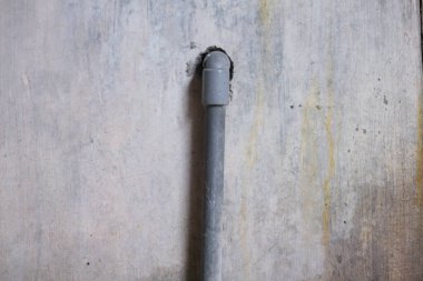 Beyaz duvar arkaplanlı su borusu