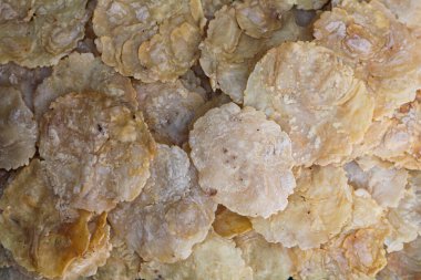 Pişirilmeye hazır bir sürü ham melinjo cipsi (emping melinjo) yakın çekim