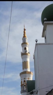 Kasaba cami kulesi bulutlu mavi gökyüzü arka planında izole