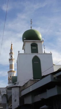 Bulanık mavi gökyüzü arkaplanlı köy camii manzarası