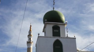 Bulanık mavi gökyüzü arkaplanlı köy camii manzarası