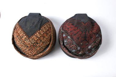 Blangkon batik motifi beyaz arkaplanda izole edilmiş, geleneksel törenler için takılan Central Java 'dan eski bir şapka