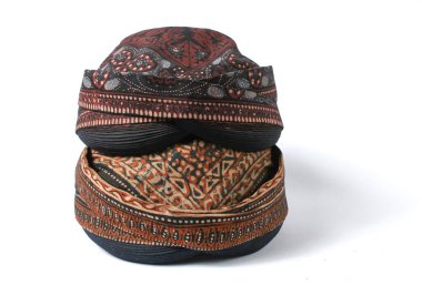 Blangkon batik motifi beyaz arkaplanda izole edilmiş, geleneksel törenler için takılan Central Java 'dan eski bir şapka