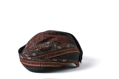 Batik Blangkon şapkası beyaz arka planda izole edilmiş, geleneksel törenler için takılan Central Java 'dan eski bir şapka.