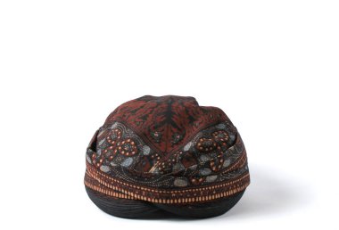 Batik Blangkon şapkası beyaz arka planda izole edilmiş, geleneksel törenler için takılan Central Java 'dan eski bir şapka.