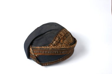 Batik Blangkon şapkası beyaz arka planda izole edilmiş, geleneksel törenler için takılan Central Java 'dan eski bir şapka.