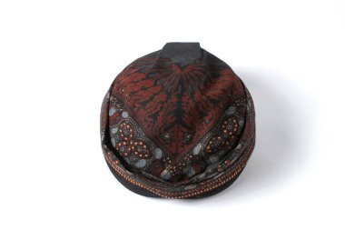 Batik Blangkon şapkası beyaz arka planda izole edilmiş, geleneksel törenler için takılan Central Java 'dan eski bir şapka.