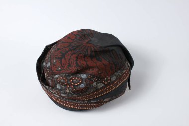 Batik Blangkon şapkası beyaz arka planda izole edilmiş, geleneksel törenler için takılan Central Java 'dan eski bir şapka.
