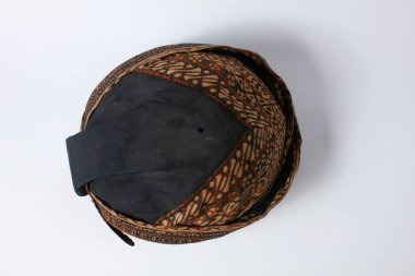 Batik Blangkon şapkası beyaz arka planda izole edilmiş, geleneksel törenler için takılan Central Java 'dan eski bir şapka.