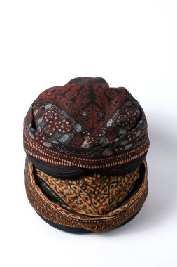 Batik Blangkon şapkası beyaz arka planda izole edilmiş, geleneksel törenler için takılan Central Java 'dan eski bir şapka.
