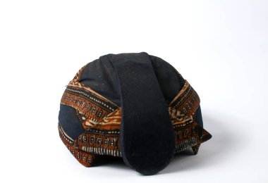 Batik Blangkon şapkası beyaz arka planda izole edilmiş, geleneksel törenler için takılan Central Java 'dan eski bir şapka.