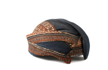 Batik Blangkon şapkası beyaz arka planda izole edilmiş, geleneksel törenler için takılan Central Java 'dan eski bir şapka.