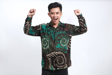 Asyalı adam iki elini kaldırıp zaferi kutlayan mutlu bir ifade takındı.