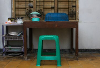 Endonezya, Sukoharjo - 28 Nisan 2025: odanın durumu cam, ahşap masalar ve plastik sandalyelerle dolu bir masa içeriyor..