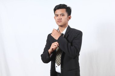 Asyalı iş adamının, iş görüşmesine tamamen güvenen, beyaz arka planda izole edilmiş gizli portresi.