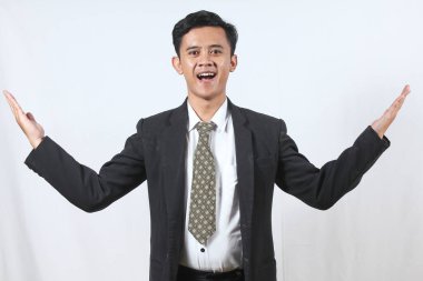 Asyalı işadamı iki elini de bir ürünü tanıtıyormuş gibi açıyor.