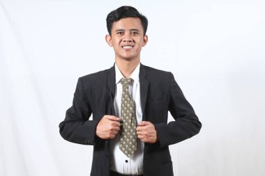 Asyalı iş adamının, iş görüşmesine tamamen güvenen, beyaz arka planda izole edilmiş gizli portresi.