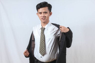 Asyalı iş adamı, sıcak havada siyah takım elbise giyiyor, beyaz arka planda izole edilmiş..