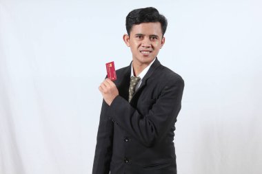 Asyalı iş adamı gülümsemesi beyaz arka planda izole edilmiş kredi kartı gösteriyor