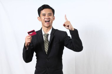 Asyalı işadamının elinde neşeli bir ifadeyle eli boş ekranı işaret ederken