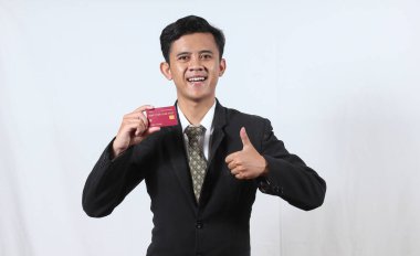 Genç Asyalı girişimci yüksek limitli ve beyaz arka planda izole edilmiş prim kredi kartı tavsiye ediyor