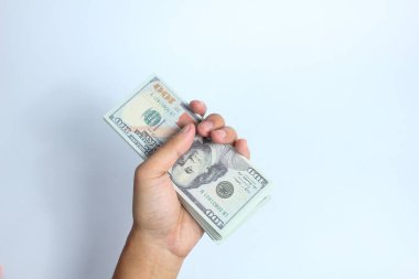 Beyaz arka planda 100 dolarlık banknot tutan bir adam. Finans konsepti.
