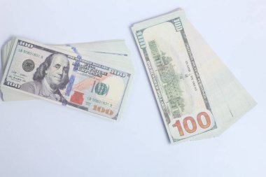 Beyaz arka planda izole edilmiş dolar yığını. İş ve finans kavramı