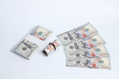 Beyaz arka planda izole edilmiş çeşitli yüz dolarlık banknotlar